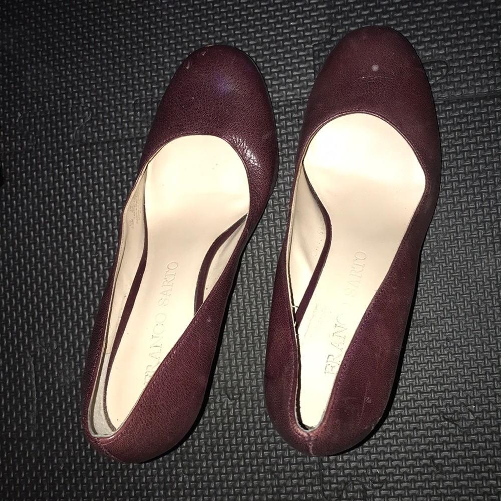 Great condition burgundy pumps heel